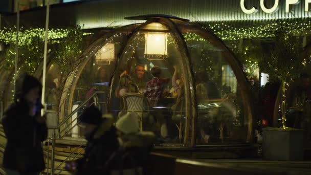 People Coppa Club Igloos London Night — Stock Video