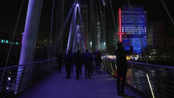 Gece Altın Jübile Köprüsü Nde Yürürken — Stok video