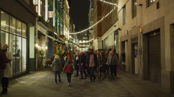 Люди Ходять Вулиці Кінг Різдвяну Ніч — стокове відео