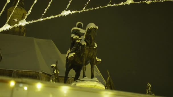 Статуя Маттиаса Корвина Юнион Сквер Зимой — стоковое видео