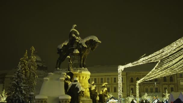 Статуя Маттиаса Корвина Клуж Напока Зимой — стоковое видео