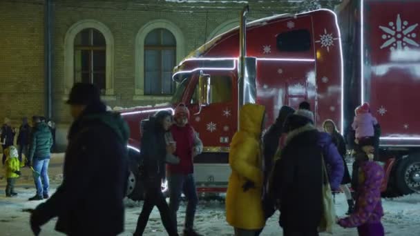 Camión Iluminado Una Noche Invierno Cluj Napoca — Vídeo de stock