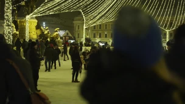 Nachts Entspannen Sich Die Menschen Auf Dem Weihnachtsmarkt Cluj — Stockvideo