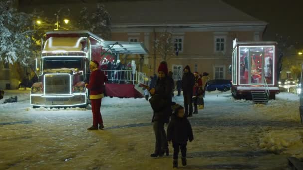 Emberek Téli Jelmezben Egy Világító Teherautó Mellett Éjszaka — Stock videók