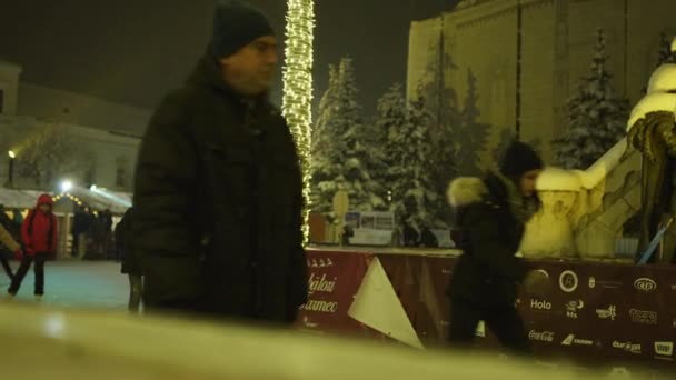 Patinaje Sobre Hielo Gente Cluj Mercado Navidad Por Noche — Vídeo de stock