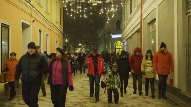 Pessoas Andando Pela Rua Uma Noite Inverno Nevado — Vídeo de Stock