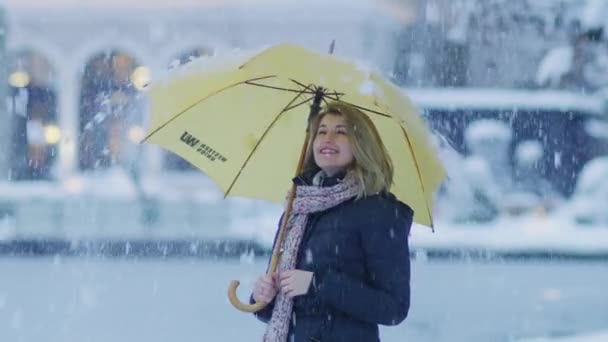 Dziewczyna Parasolem Podczas Opadów Śniegu — Wideo stockowe