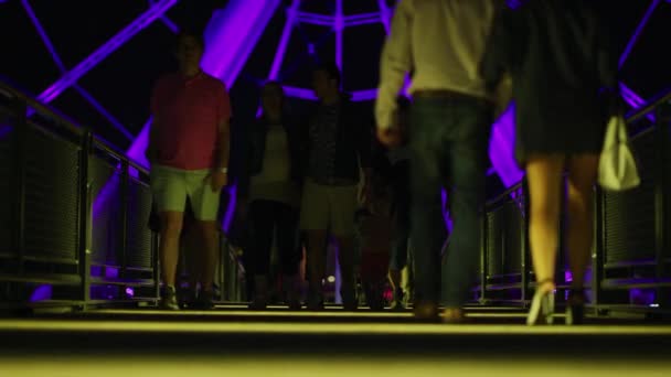 Orang Orang Menyeberangi Jembatan Bonsecours Basin Malam Hari — Stok Video