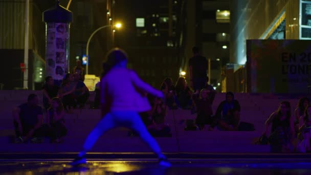 Люди Сидять Сходах Уночі — стокове відео