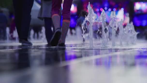 Pessoas Andando Por Jatos Água — Vídeo de Stock