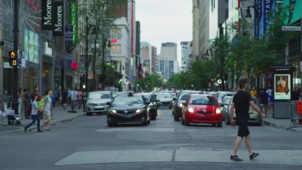 People Crossing Saint Catherine Street Montreal — Stockvideo