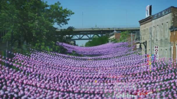 Village Montreal Renkli Çelenkler — Stok video