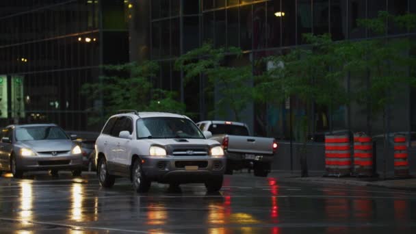 Een Witte Auto Besturen Een Stad — Stockvideo