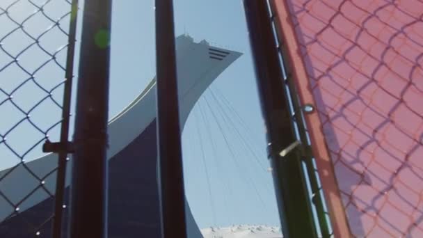 Montreal Tower Durch Einen Zaun Gesehen — Stockvideo