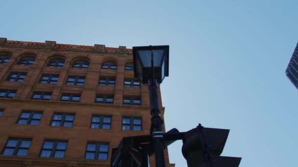 Bir Tuğla Binanın Yanındaki Lamba Direği — Stok video