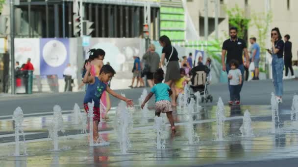 Kinder Spielen Brunnen Auf Dem Place Des Festivals — Stockvideo