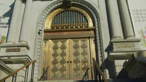 Bandera Montreal Sobre Puerta Dorada Del Ayuntamiento — Vídeos de Stock