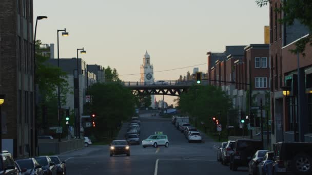 Torre Del Reloj Vista Desde Rue Amherst — Vídeo de stock