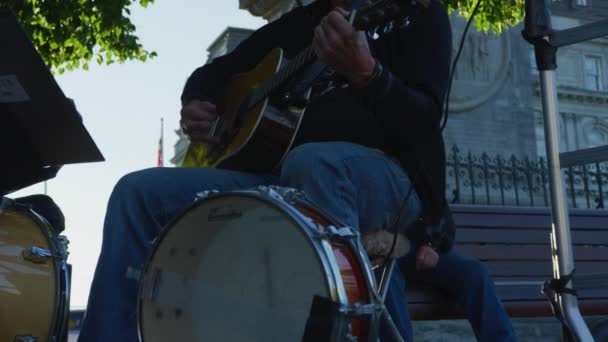 Ένας Άνθρωπος Μπάντα Street Performer — Αρχείο Βίντεο