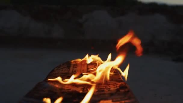 炎の中でスケートボードを燃やす映像を閉じ — ストック動画