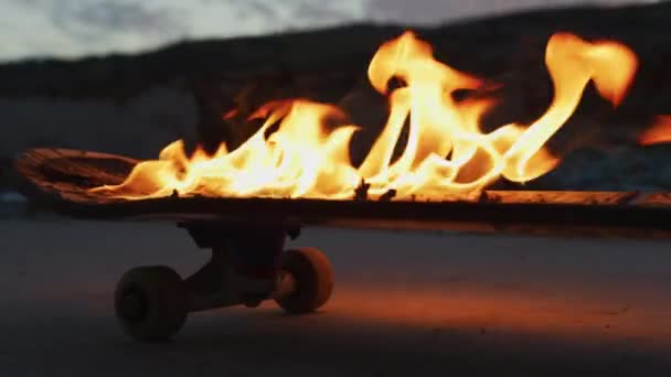 Κλείστε Πλάνα Από Την Καύση Skateboard Στις Φλόγες — Αρχείο Βίντεο