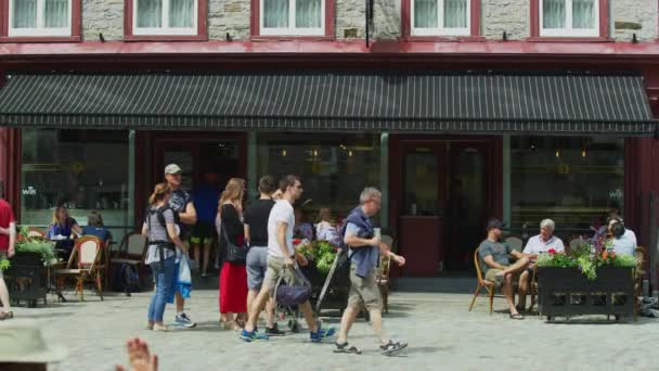 Menschen Entspannen Sich Einem Restaurant Freien — Stockvideo