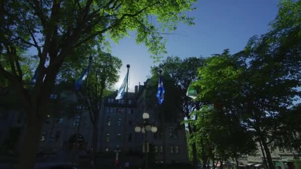 Flaggen Wehen Neben Dem Rathaus Von Quebec — Stockvideo
