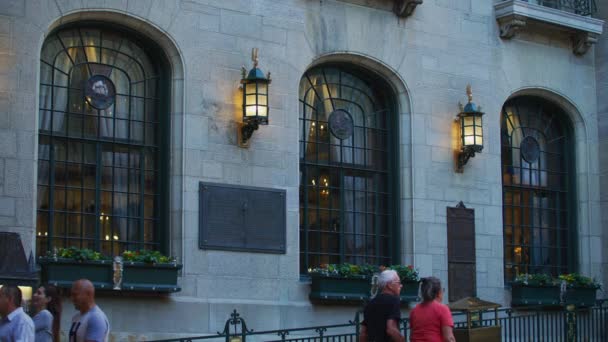 Gente Caminando Por Edificio Histórico — Vídeos de Stock