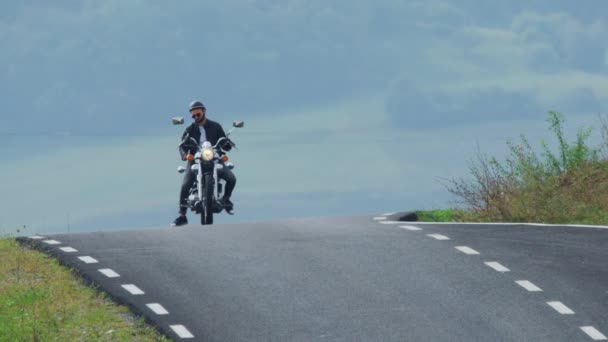 Hombre Con Motocicleta — Vídeos de Stock