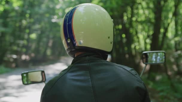 オートバイのヘルメットを被った男の後部ビュー — ストック動画