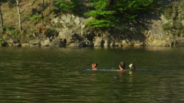 Chica Lanzando Una Pelota Para Perro Buscar Lago — Vídeos de Stock