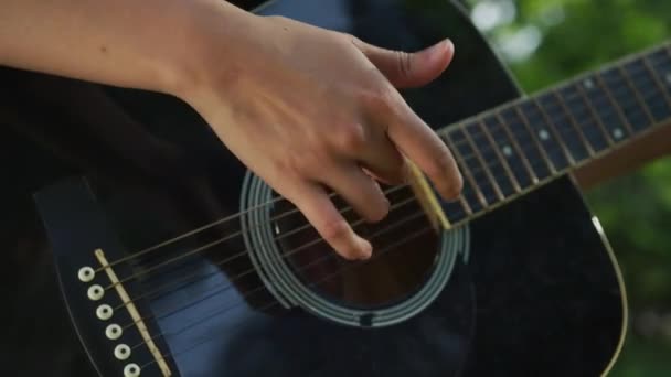 Beskärda Bilder Händer Spela Akustisk Gitarr — Stockvideo