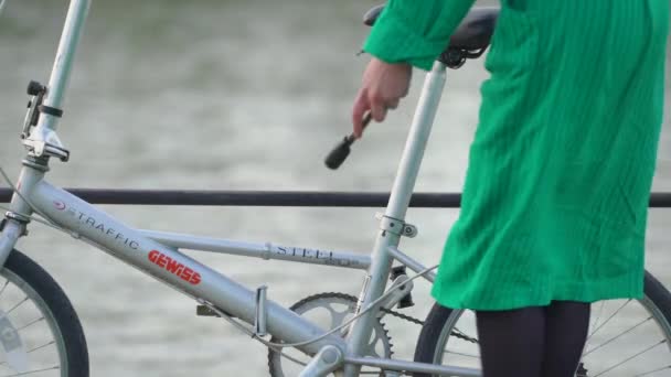 Meisje Vergrendelen Haar Fiets — Stockvideo