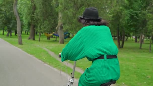 Menina Irreconhecível Andando Bicicleta Parque — Vídeo de Stock