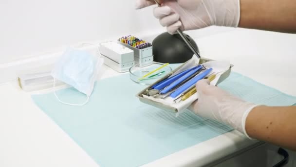 Colocar Instrumentos Dentários Uma Mesa — Vídeo de Stock