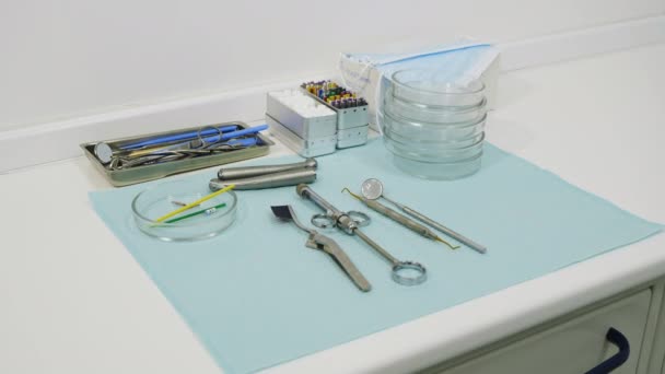 Zahnarztwerkzeuge Auf Einem Tisch — Stockvideo