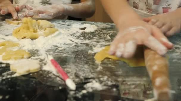 아이들 쿠키를 만드는 모습을 가까이 — 비디오