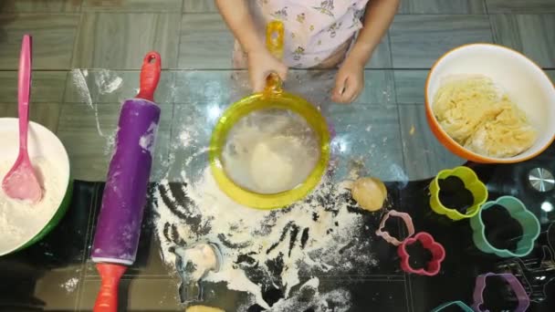 Ragazza Setacciando Farina Pasta Rotolante — Video Stock