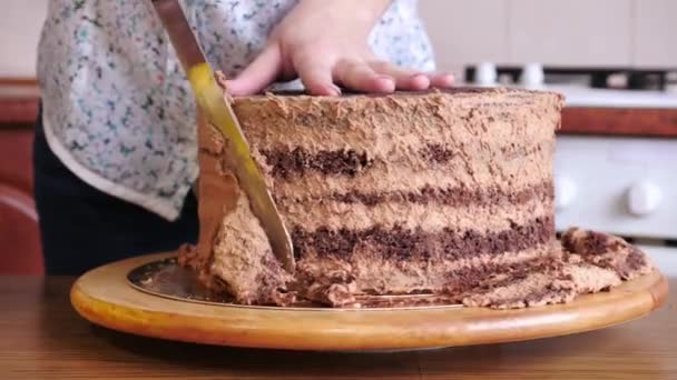 Une Personne Coupant Les Bords Gâteau — Video