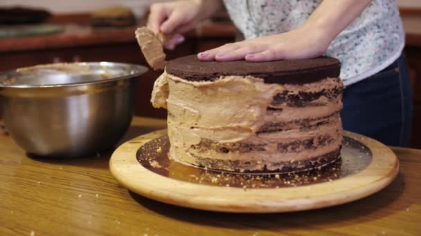 Vrouw Het Maken Van Een Chocolade Taart — Stockvideo