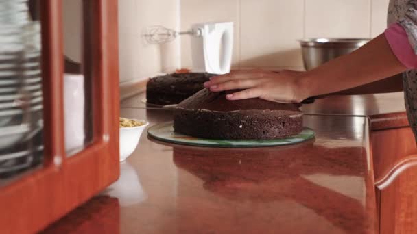 Розрізання Шарів Торта Крупним Планом — стокове відео