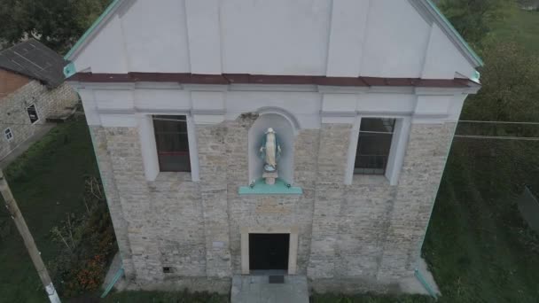 Aérea Una Iglesia Con Una Escultura — Vídeo de stock