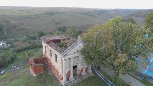 Aerial View Abandoned Building Hill — Vídeos de Stock