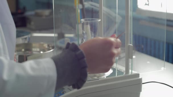 Rajattu Kuvamateriaalia Henkilö Työskentelee Kemian Laboratoriossa — kuvapankkivideo