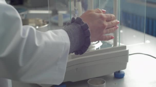 Обрезанные Кадры Человека Работающего Лаборатории Химии — стоковое видео