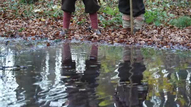 Harcos Lábak Tükröződnek Vízben — Stock videók