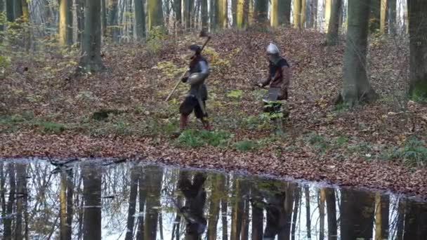 Guerreros Vikingos Caminando Junto Estanque — Vídeo de stock