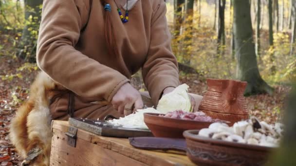 Kallistaa Ylös Naisen Viipalointi Kaali — kuvapankkivideo