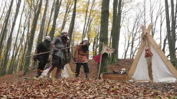 Wojownicy Wikingów Opuszczają Obóz — Wideo stockowe