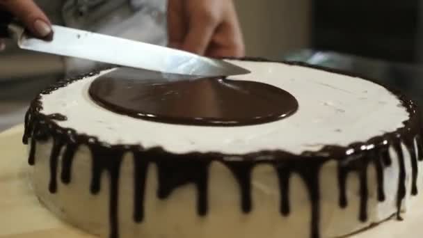 Gâteau Blanc Avec Glaçage Chocolat — Video